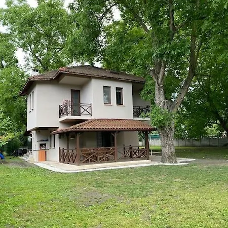 Villa Cevizli - Ceviz Agaclari Icinde Genis Bahceli Havuzlu Muestakil
