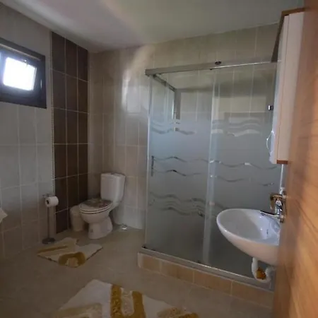 Villa Cevizli - Ceviz Agaclari Icinde Genis Bahceli Havuzlu Muestakil
