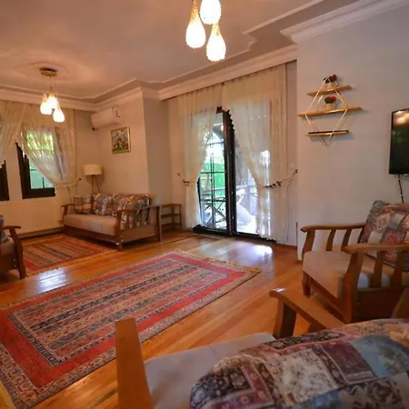 Villa Cevizli - Ceviz Agaclari Icinde Genis Bahceli Havuzlu Muestakil Sapanca
